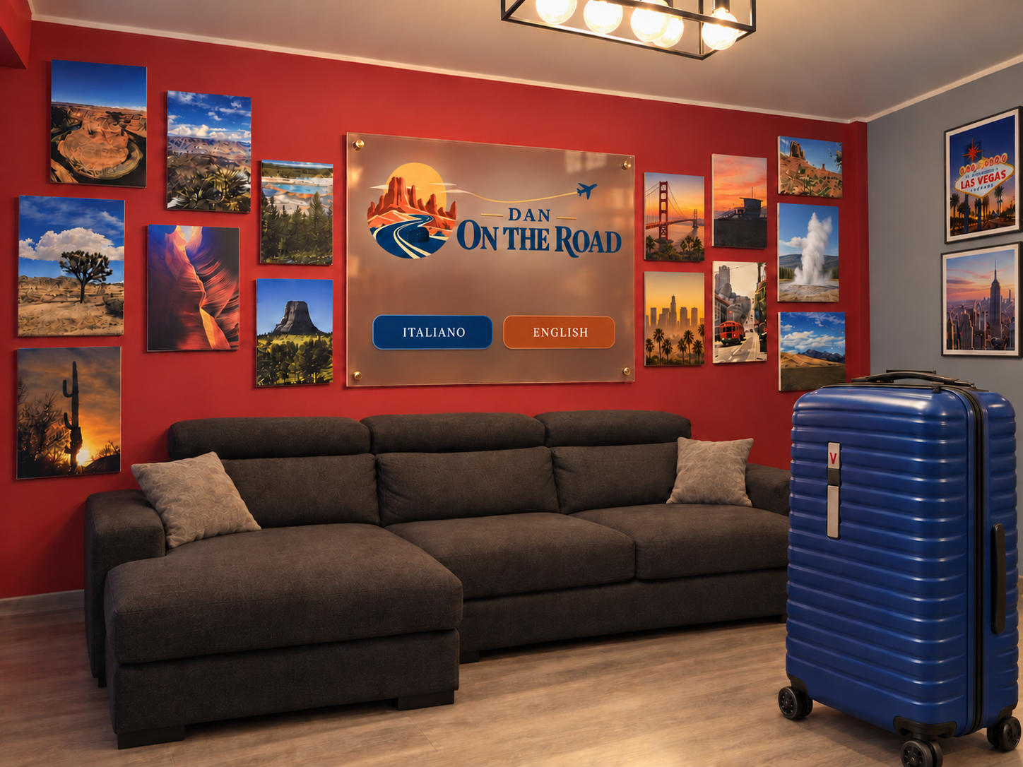 Il salotto di Dan On The Road con fotografie di viaggio e una valigia blu